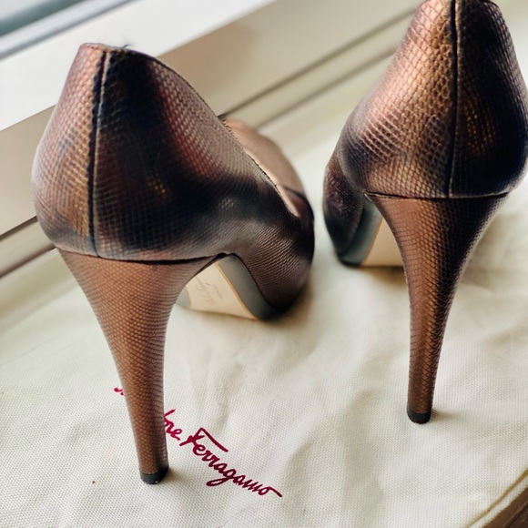 Salvatore Ferragamo - Peep Toe Platform Pump Heels Metallic Brown 8b - Picture 11 of 16